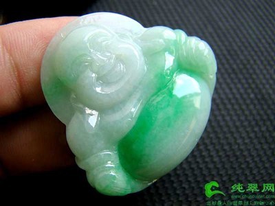 冰糯种正翠纯天然翡翠笑佛挂件赏析——一缕佛光藏翠意